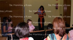 Elena, mostrando los elásticos